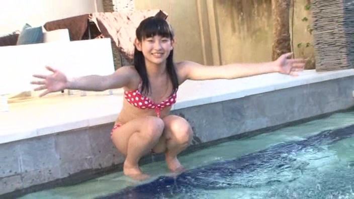 「みずえりがいっぱい 水沢えり子」赤ドットビキニしゃがみ