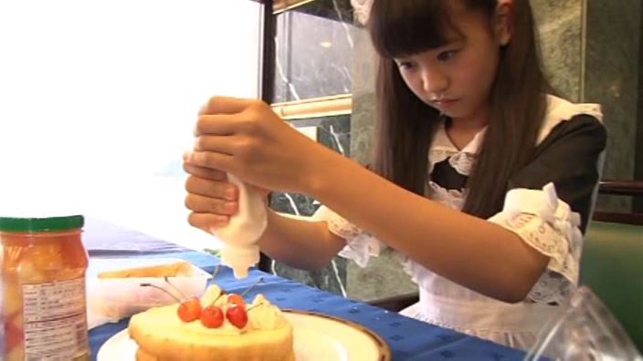 つぶつぶいちご「野村苺花」メイドケーキ作り