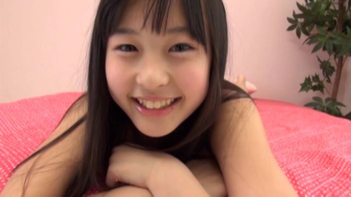 そらちゃん、かわいすぎ！「みずのそら」水色ビキニ上半身笑顔