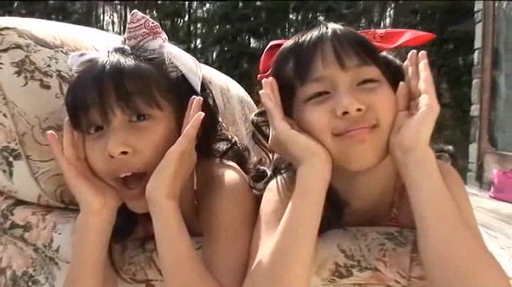 ちさみさ初めてのお泊り!「伊藤ちさと・伊藤みさと」紅白ビキニ顔見せ