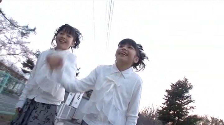 ちさみさ初めてのお泊り!「伊藤ちさと・伊藤みさと」お揃い服手つなぎ