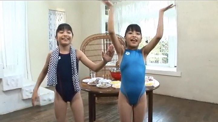 ちさみさ初めてのお泊り!「伊藤ちさと・伊藤みさと」競泳水着全身